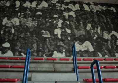 pubblico assente – mosaico per la piscina Bianchi di Trieste